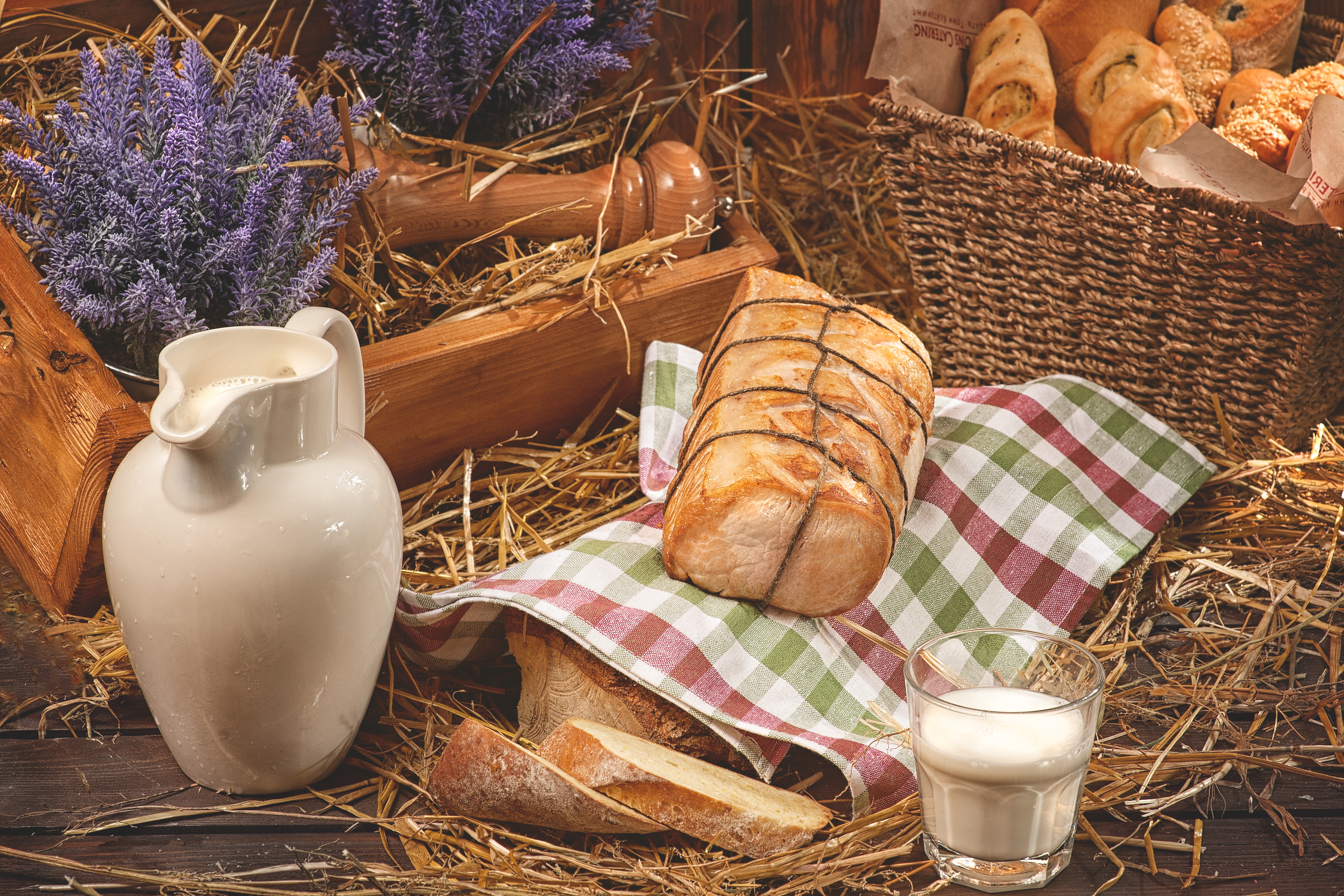 Пикник воды и хлеба. Хлеб пикник. Хлеб и молоко. Пикник хлебобулочное изделие. Пикник на природе молоко с хлебом.